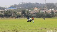 Situ Ciburuy Berubah Jadi Lapangan Bola di Kala Kemarau