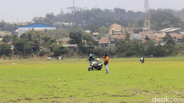 Situ Ciburuy Berubah Jadi Lapangan Bola di Kala Kemarau