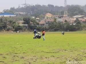 Situ Ciburuy Berubah Jadi Lapangan Bola di Kala Kemarau