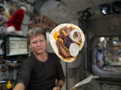 Terdiri Dari 200 Makanan, Menu Sarapan Para Astronot Ini Bikin Ngiler