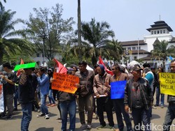 Massa Demo Depan Gedung Sate Dukung Revisi UU KPK