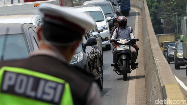 Prittt... Pemotor Nakal Ditilang di Flyover Pesing