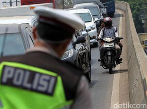 Prittt... Pemotor Nakal Ditilang di Flyover Pesing