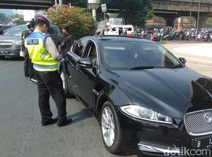 Naik Jaguar, Suami Dewi Perssik Kena Tilang Ganjil Genap Naik Jaguar, Suami Dewi Perssik Kena Tilang Ganjil Genap