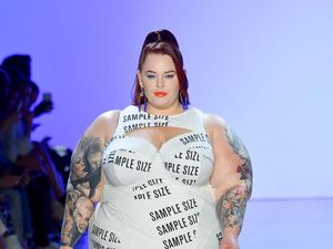 Model Gemuk dengan BB 137 Kg Tampil di Catwalk New York Fashion Week 2019 Model Gemuk dengan BB 137 Kg Tampil di Catwalk New York Fashion Week 2019
