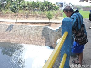 Hii.. Sungai Cipamokolan Bandung Bau, Hitam dan Berbuih Hii.. Sungai Cipamokolan Bandung Bau, Hitam dan Berbuih