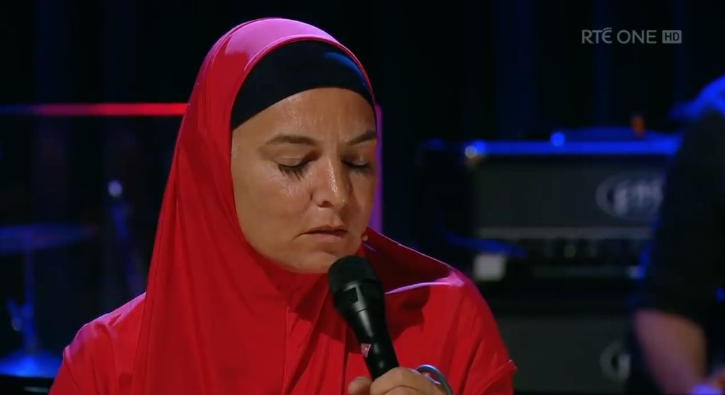 Sinead O'Connor tampil di The Late Late Show Irlandia.
