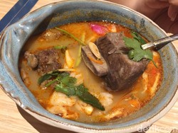 Thai Street: Slurpp! Asam Segar Iga Sapi yang Diolah Jadi Tom Yum
