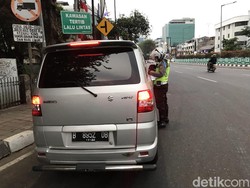Perluasan Ganjil Genap Sore Ini, Masih Ada Pengendara di Tomang Kena Tilang