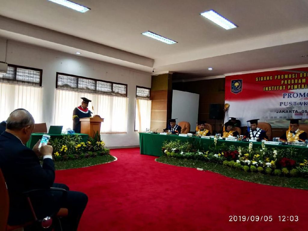 Disertasi Kolonel Arm Pustaka Bangun Ungkap Moncernya Karier Jokowi Disertasi Kolonel Arm Pustaka Bangun Ungkap Moncernya Karier Jokowi
