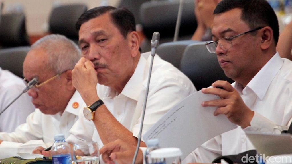 Ekspresi Luhut Saat Rapat Terakhir Bareng Banggar DPR Ekspresi Luhut Saat Rapat Terakhir Bareng Banggar DPR