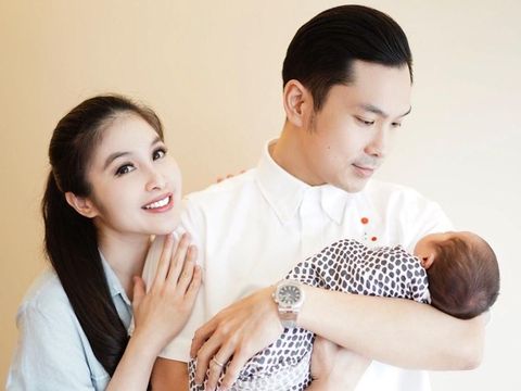 Tips Agar ASI Lancar ala Sandra Dewi untuk Bunda Menyusui