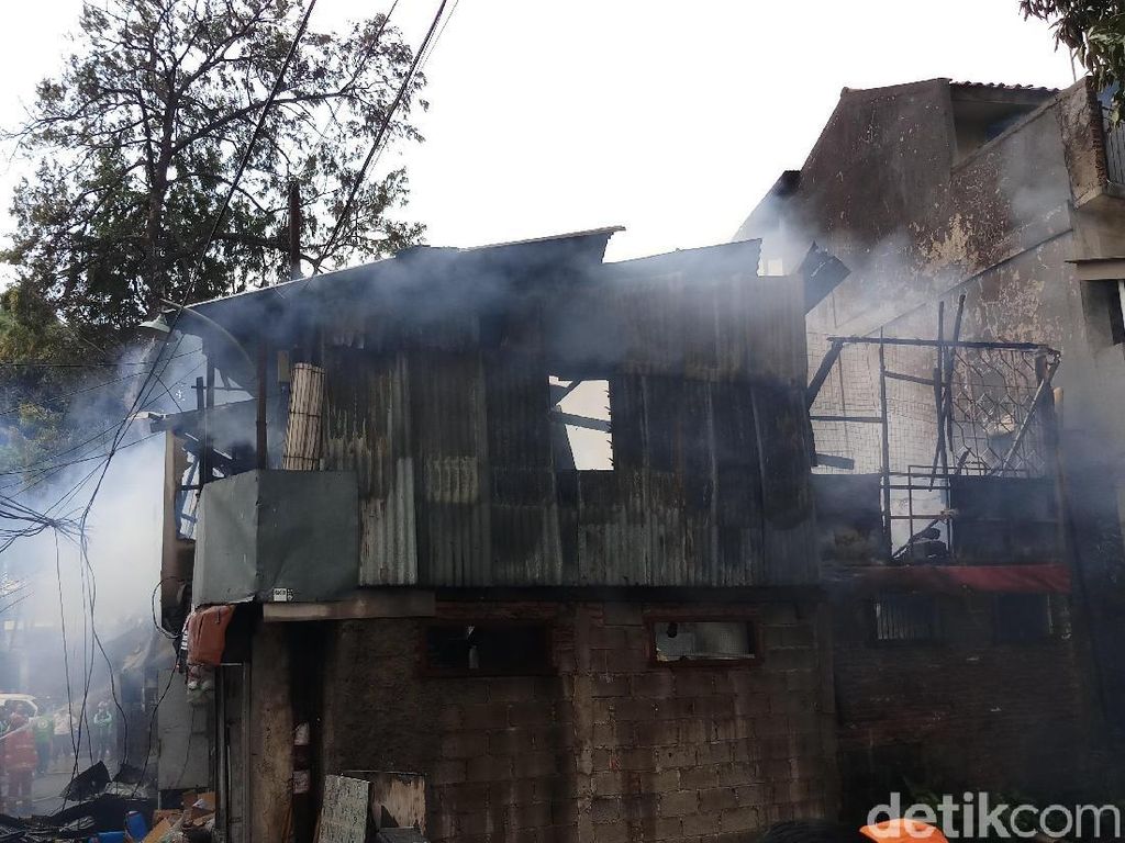 Video Rumah di Potlot Terbakar, 8 Damkar Diterjunkan Video Rumah di Potlot Terbakar, 8 Damkar Diterjunkan