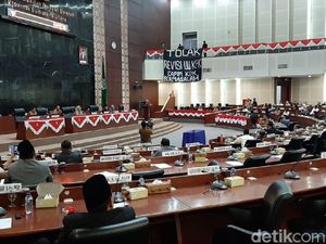 Mahasiswa Bentangkan Spanduk Tolak Revisi UU KPK di Paripurna DPRD Sumut