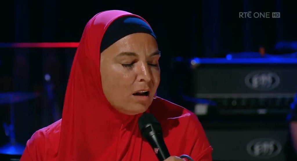 Sinead O'Connor tampil di The Late Late Show Irlandia.