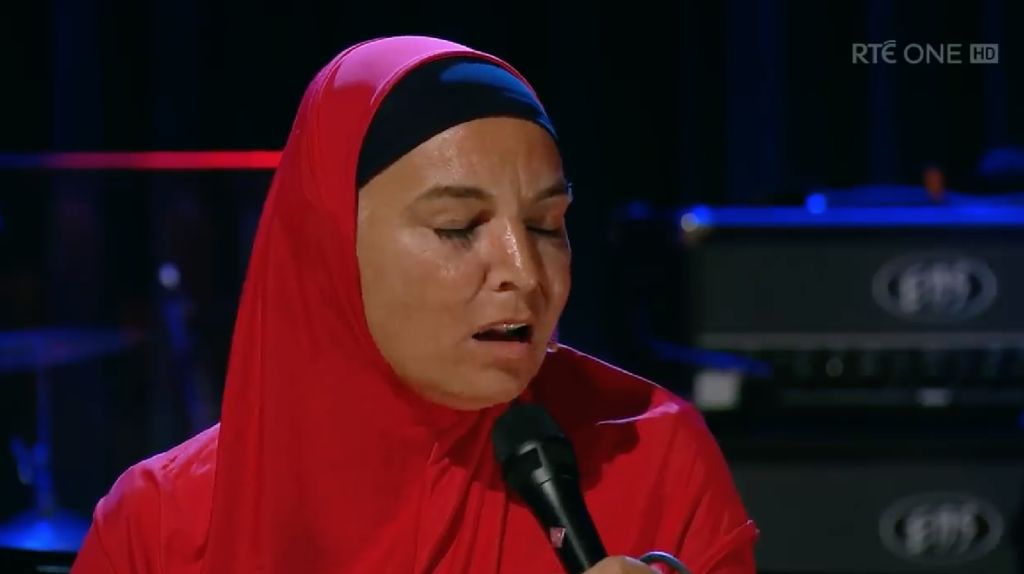 Penampilan Perdana Sinead OConnor dengan Hijab di Acara Televisi
