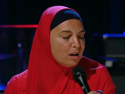 Penampilan Perdana Sinead OConnor dengan Hijab di Acara Televisi