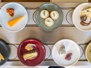 Selain Sushi, Kini Keju Disajikan di Atas Conveyor Belt