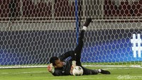 Kiper Timnas Thailand mengasah kemampuan.