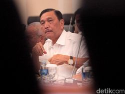 Bersiap! Luhut Kaji Vaksin Booster Jadi Syarat Perjalanan Gegara COVID Ngegas