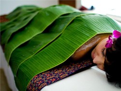 Disebut Tutorial Jadi Pepes, Ini Manfaat Spa dengan Daun Pisang dan Kunyit