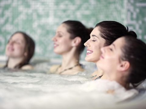 Perbedaan Jacuzzi dan Hot Tub yang Menarik Bunda Ketahui