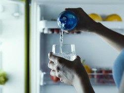 Mana yang Lebih Sehat? Buka Puasa Pakai Air Hangat Vs Air Dingin