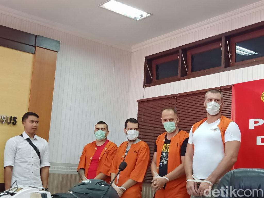 4 WN Bulgaria Pelaku Skimming di Bali Pasang Kamera di Lampu Mesin ATM 4 WN Bulgaria Pelaku Skimming di Bali Pasang Kamera di Lampu Mesin ATM