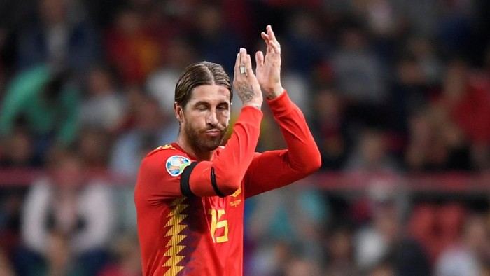 Soccer Football - Euro 2020 Qualifier - Group F - Spain v Faroe Islands - El Molinon, Gijon, Spain - September 8, 2019   Spains Sergio Ramos applauds fans as he is substituted             REUTERS/Eloy Alonso