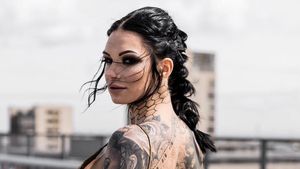 Penampilan Selebgram yang Jadi Populer karena Tato Sarang Lebah