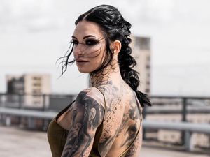 Penampilan Selebgram yang Jadi Populer karena Tato Sarang Lebah