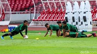 Para pemain nampak melakukan pemanasan di SUGBK, Jakarta.