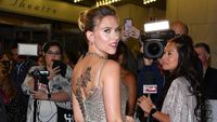 Mawar dan Domba di Punggung Scarlett Johansson
