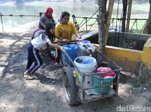 Kekeringan Landa Baleendah, Ratusan KK Manfaatkan Sumur Tua