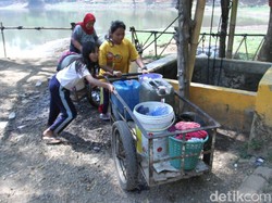 Kekeringan Landa Baleendah, Ratusan KK Manfaatkan Sumur Tua