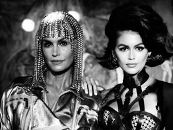 Kaia Gerber Tampil Seksi, Meniru Gaya Cindy Crawford 27 Tahun Lalu