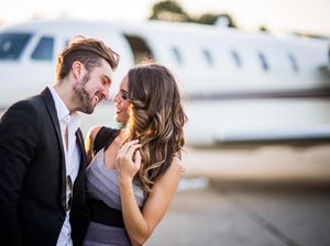 Iseng Banget, Penumpang Rekam Pasangan Ciuman Mesra di Pesawat