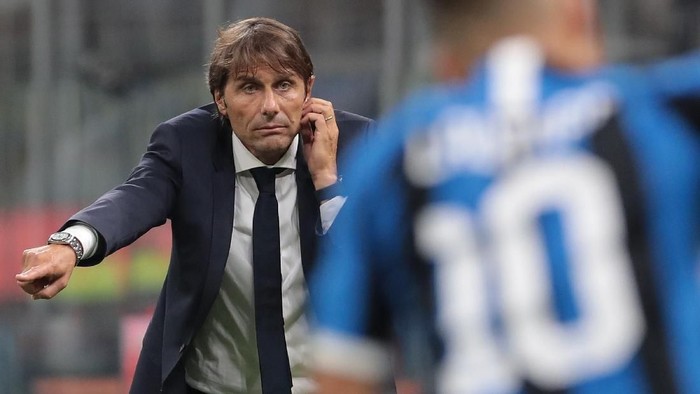 MILAN, ITALY - AUGUST 26:  FC Internazionale coach Antonio Conte issues instructions to his players during the Serie A match between FC Internazionale and US Lecce at Stadio Giuseppe Meazza on August 26, 2019 in Milan, Italy.  (Photo by Emilio Andreoli/Getty Images)