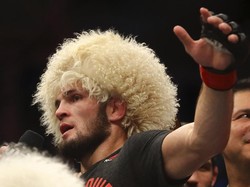 Jual Kaus Poirier, Khabib Nurmagomedov Kumpulkan Rp 1,4 Miliar untuk Amal