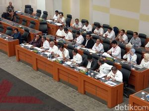 Rapat dengan Banggar DPR, Luhut Paparkan Rencana Kerja Kementerian