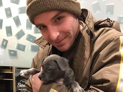 Berwajah Ganteng, Sopir Pengantar Barang Ini Sering Diajak Kencan Pelanggan