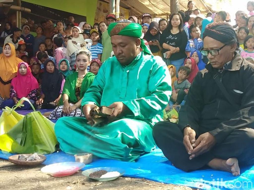 Nelayan Probolinggo Gelar Ritual Rokat Tasek karena Sepi Tangkapan Nelayan Probolinggo Gelar Ritual Rokat Tasek karena Sepi Tangkapan