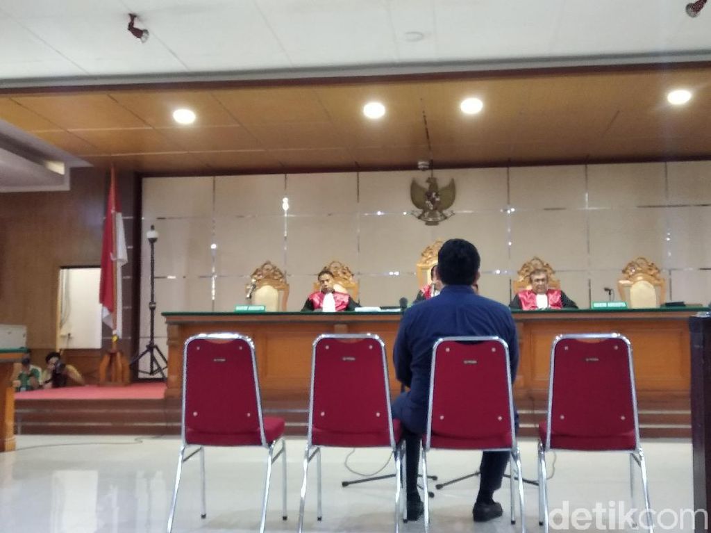 Vonis 5 Tahun Bupati Cianjur Nonaktif, Hakim Tak Cabut Hak Politik Vonis 5 Tahun Bupati Cianjur Nonaktif, Hakim Tak Cabut Hak Politik