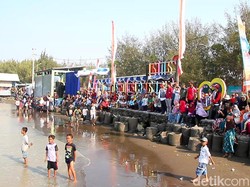 Pantai Muarareja di Tegal Jadi Warna-warni