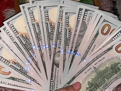 Viral, Calon Pengantin di Surabaya Sebar Uang Dolar saat Lamaran