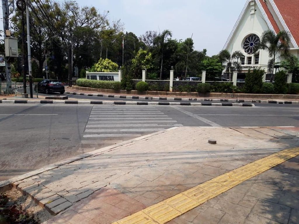 Warga Sebut Tanaman yang Ditanam di Trotoar Jakpus Rusak Terinjak-injak Warga Sebut Tanaman yang Ditanam di Trotoar Jakpus Rusak Terinjak-injak