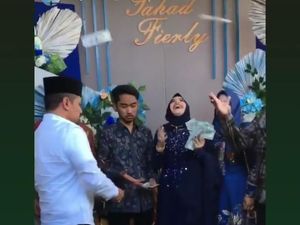 Viral Calon Pengantin di Surabaya Disawer Dolar Saat Lamaran