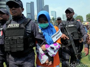Aulia Kesuma Reka Ulang Pembakaran Jasad Pupung-Dana Aulia Kesuma Reka Ulang Pembakaran Jasad Pupung-Dana
