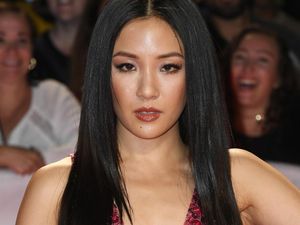 Constance Wu Raup Ratusan Dolar Menyamar Jadi Penari Erotis Constance Wu Raup Ratusan Dolar Menyamar Jadi Penari Erotis