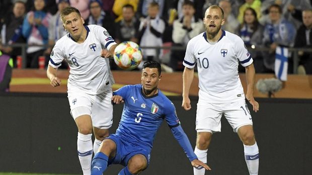 Finland's Robin Lod, left, and Teemu Pukki battle for the ball with Armando Izzoi of Italy during the Euro 2020 Group J qualifying soccer match between Finland and Italy in Tampere, Finland, Sunday Sept. 8, 2019. (Markku Ulander/Lehtikuva via AP)